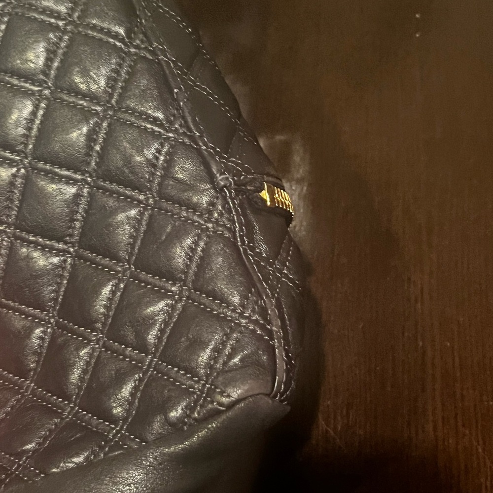 Marc Jacobs quilted black leather handbag in great condition. Gold hardware. - Picture 9 of 14
